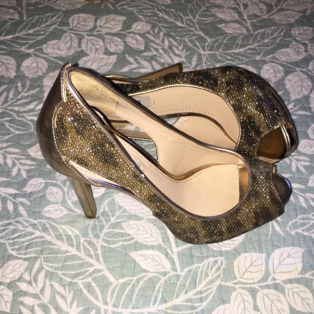 Guess pumps